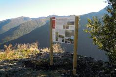 Panel informativo en la Sierra de los Ancares