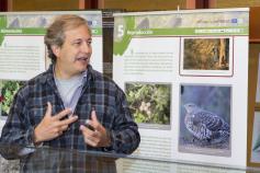 El director del proyecto y subdirector de la Fundación Biodiversidad, Ignacio Torres, en la oficina administrativa del Parque Nacional de Picos de Europa en Posada de Valdeón